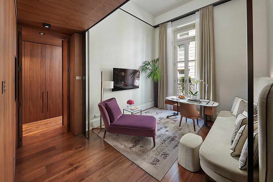 Vista lateral de la sala de estar de la suite Milano de dos dormitorios